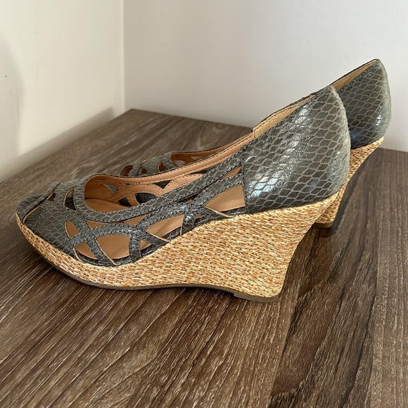 NWOT Sexy Snake Print Wedge Shoes Peep Toe Grey Cut Out - Picture 4 of 6